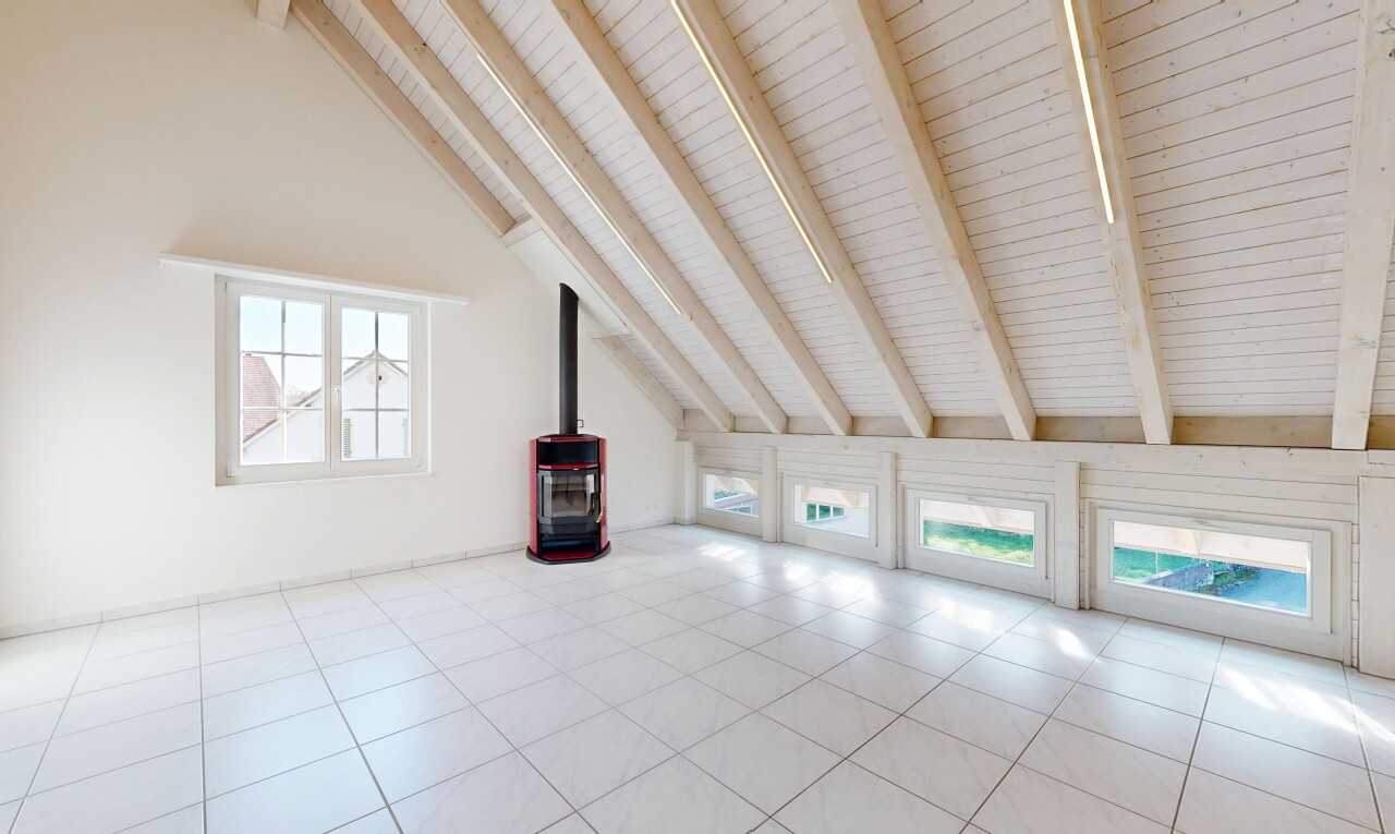 pièce vide avec beamed ceiling, plafond à poutres, high ceiling, plafond haut, et natural light