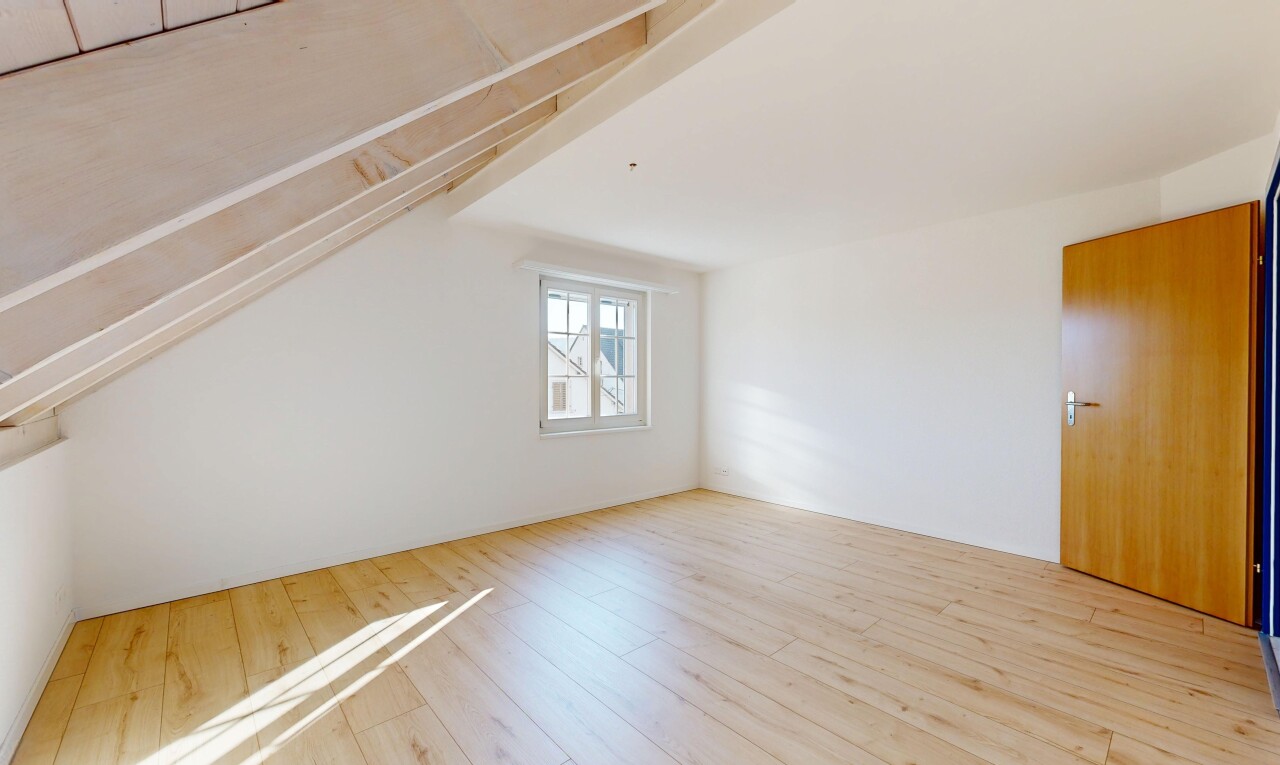 pièce vide avec wood finish floor, sol en finition bois, inside property, light floor, et drywall