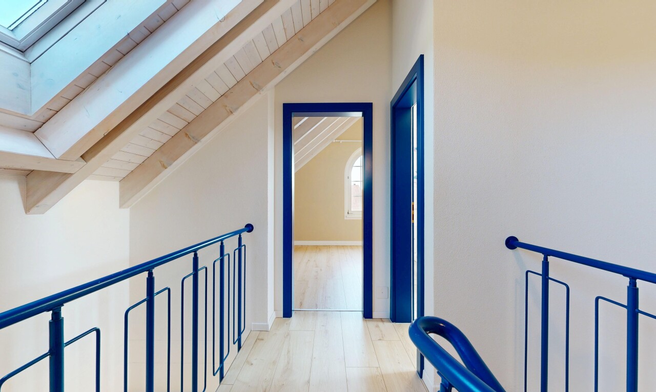 couloir avec beamed ceiling, plafond à poutres, vaulted ceiling, plafond voûté, et drywall