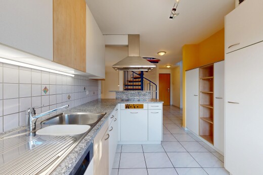 cuisine avec hotte, light floor, évier, sol en carrelage, et tile floor
