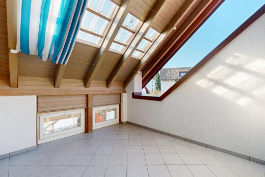 pièce vide avec plafond à poutres, beamed ceiling, plinthes murales, baseboards wall, et lumière naturelle