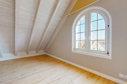 pièce vide avec plafond à poutres, beamed ceiling, plafond voûté, vaulted ceiling, et day time