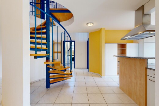 escaliers avec escaliers, sol en carrelage, tile floor, cloison sèche, et drywall
