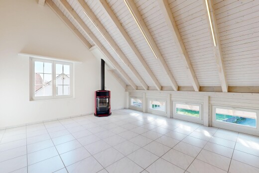 pièce vide avec beamed ceiling, plafond à poutres, high ceiling, plafond haut, et natural light