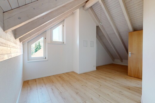 pièce vide avec sol en finition bois, wood finish floor, plafond à poutres, beamed ceiling, et inside property