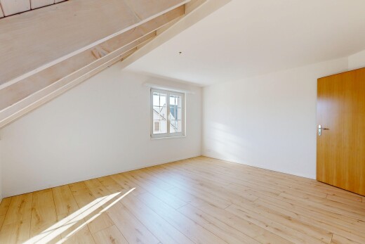 pièce vide avec wood finish floor, sol en finition bois, inside property, light floor, et drywall