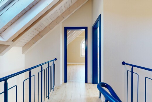 couloir avec beamed ceiling, plafond à poutres, vaulted ceiling, plafond voûté, et drywall