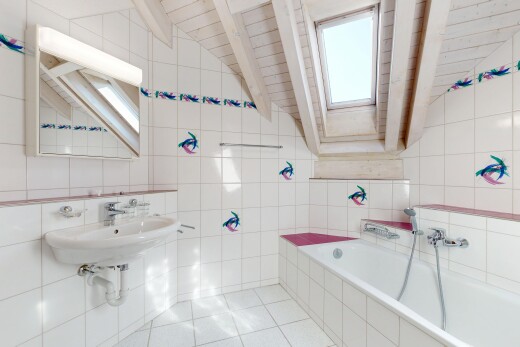 salle de bains avec mur en carrelage, tile wall, sol en carrelage, tile floor, et miroir