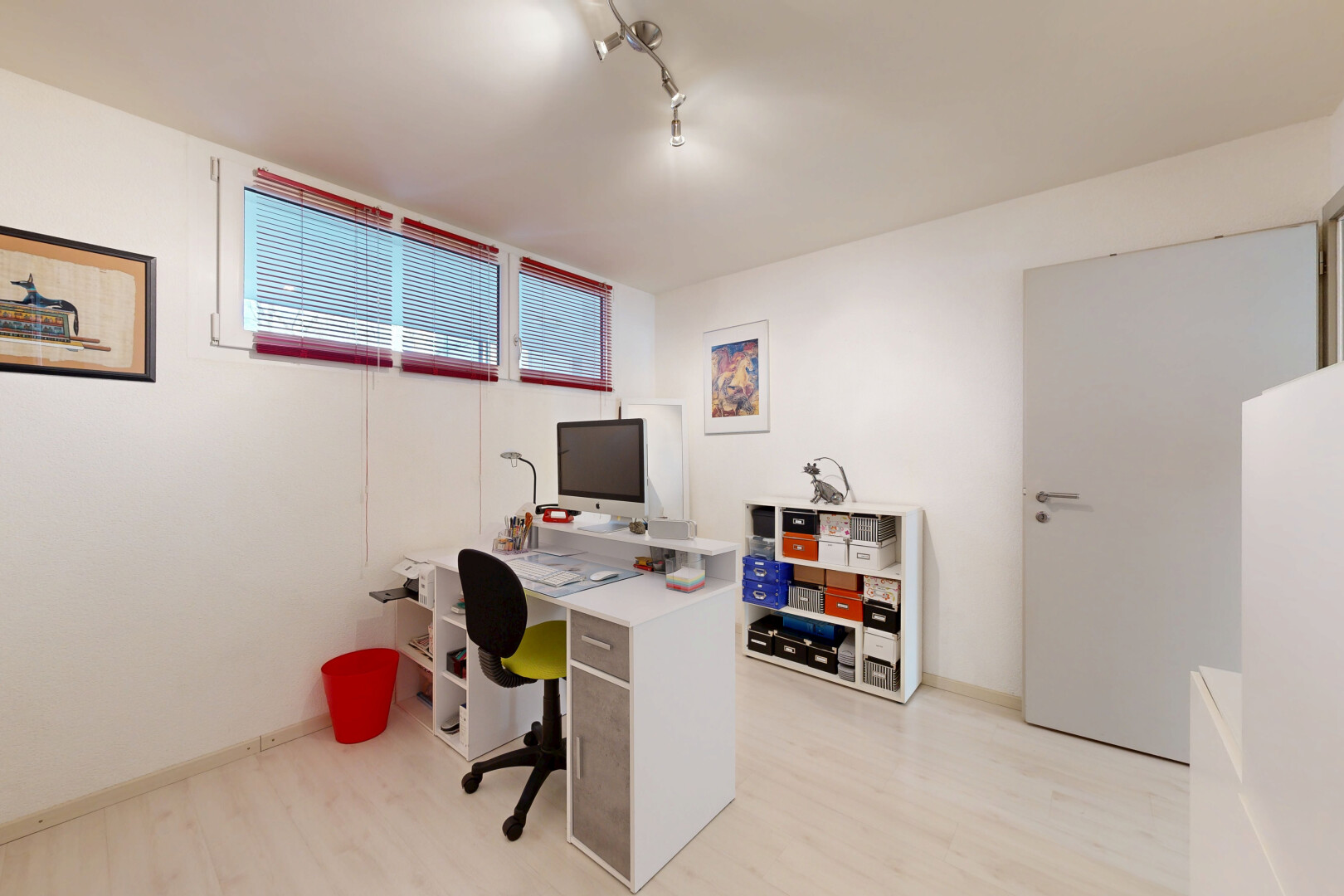 bureau avec sous-sol, light floor, espace bureau, télévision, et sol en finition bois