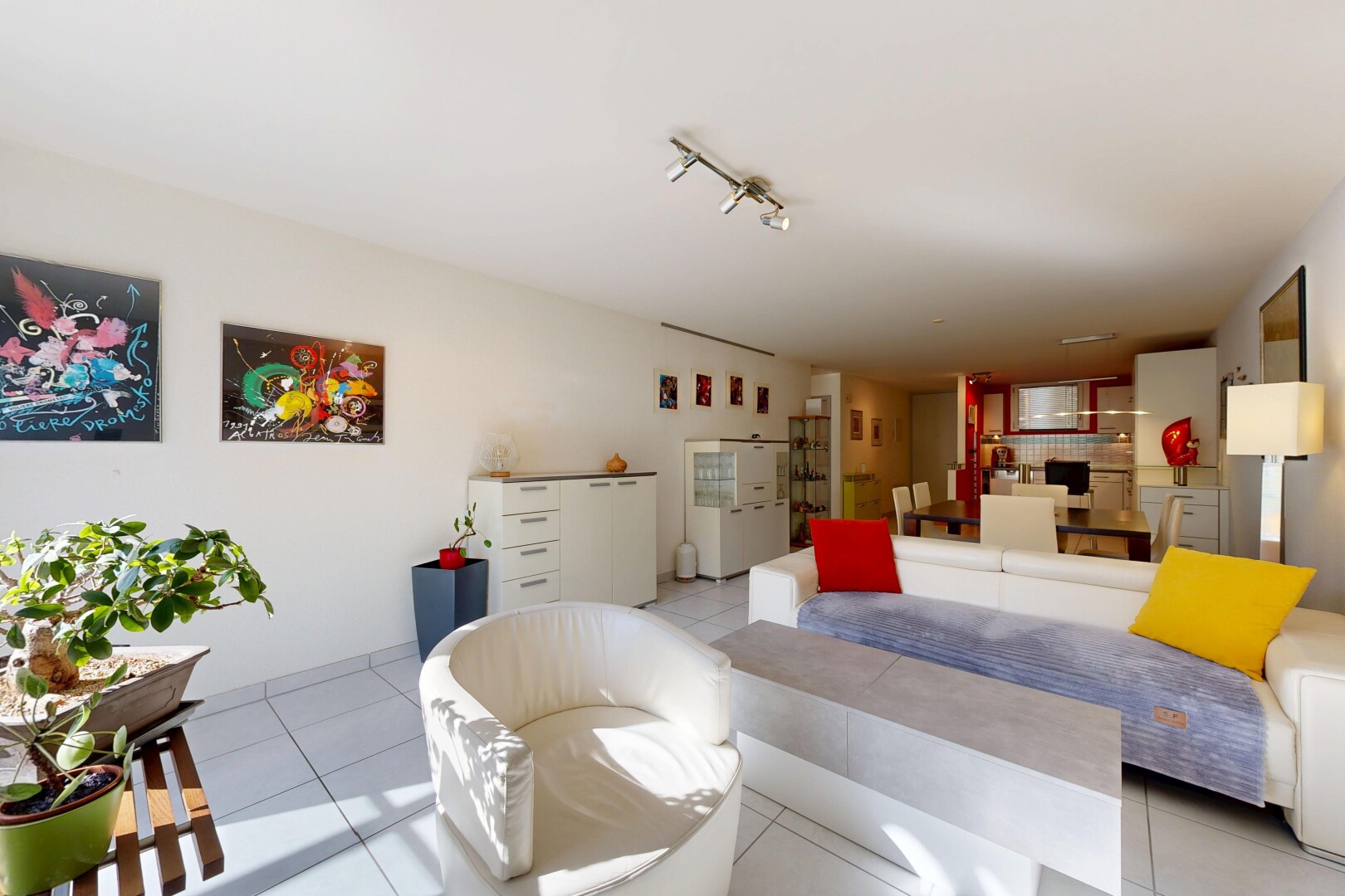 salon avec inside property, drywall, cloison sèche, tile floor, et sol en carrelage