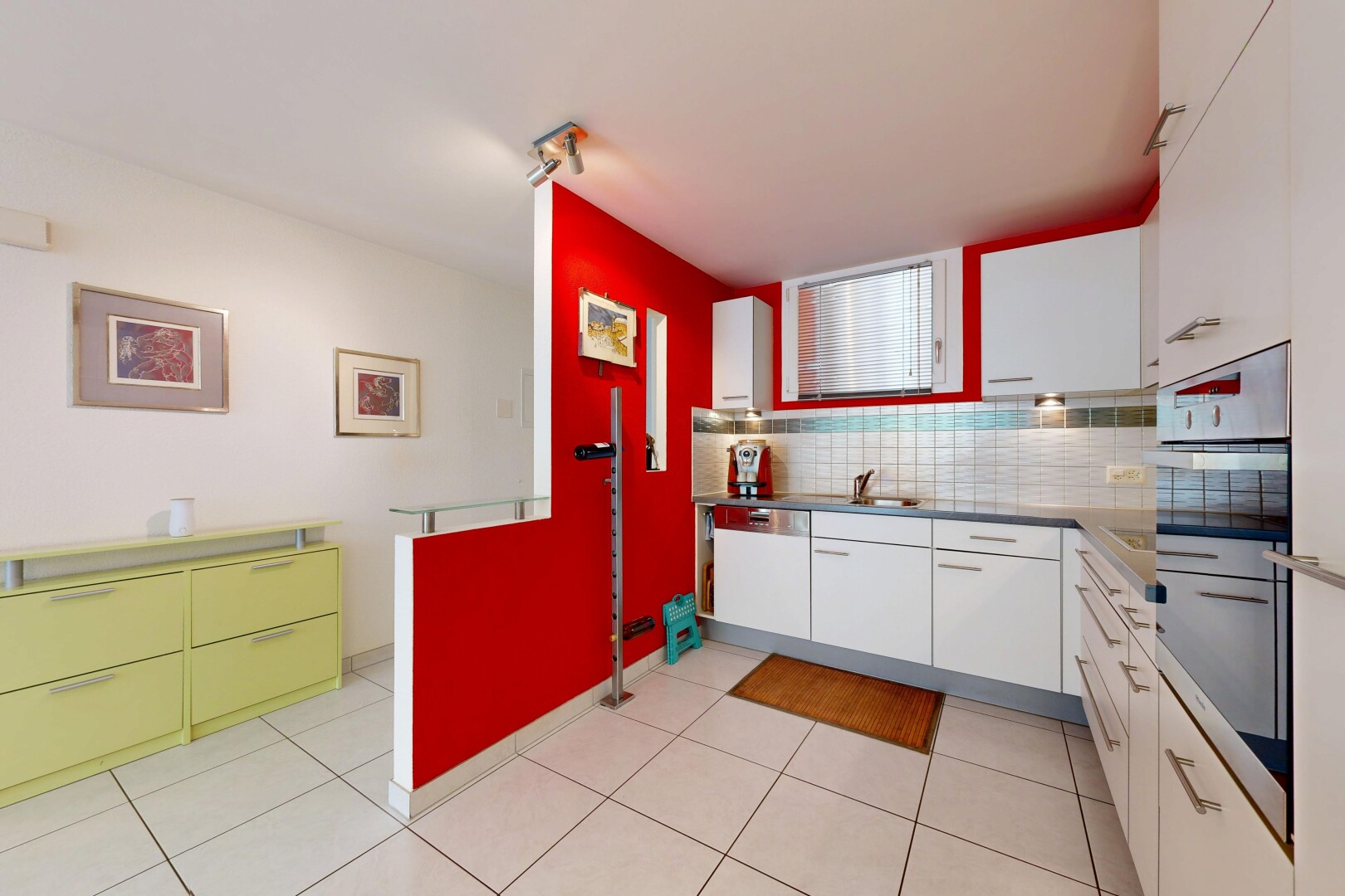 cuisine avec armoires blanches, white cabinets, inside property, cloison sèche, et drywall