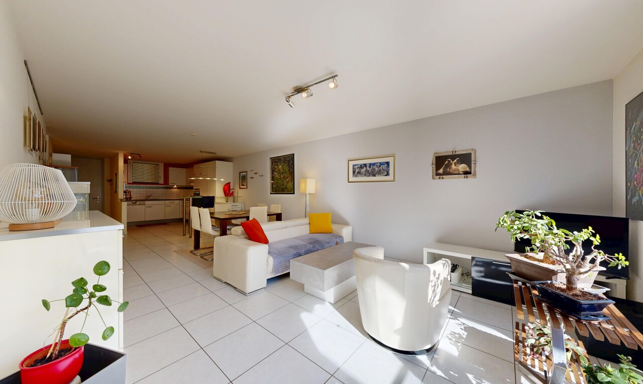 salon / salle à manger avec inside property, light floor, cloison sèche, drywall, et sol en carrelage