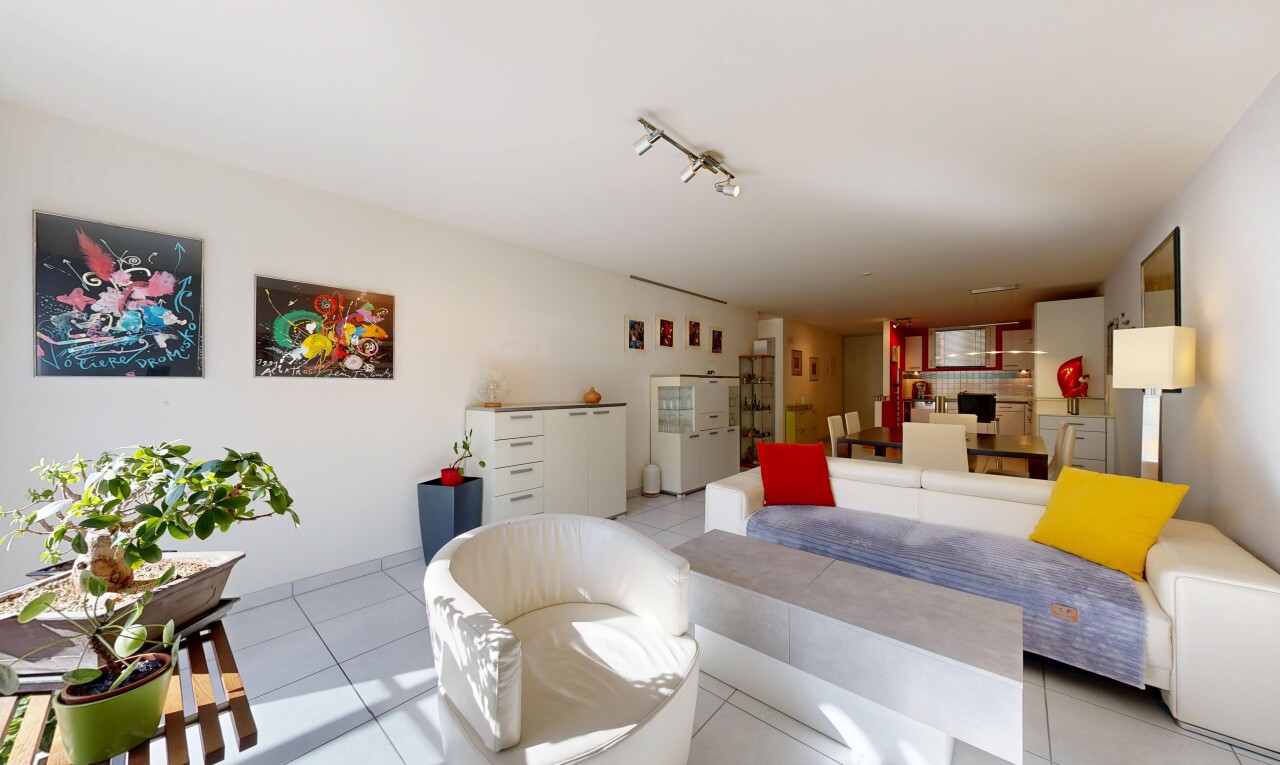 salon avec inside property, drywall, cloison sèche, tile floor, et sol en carrelage