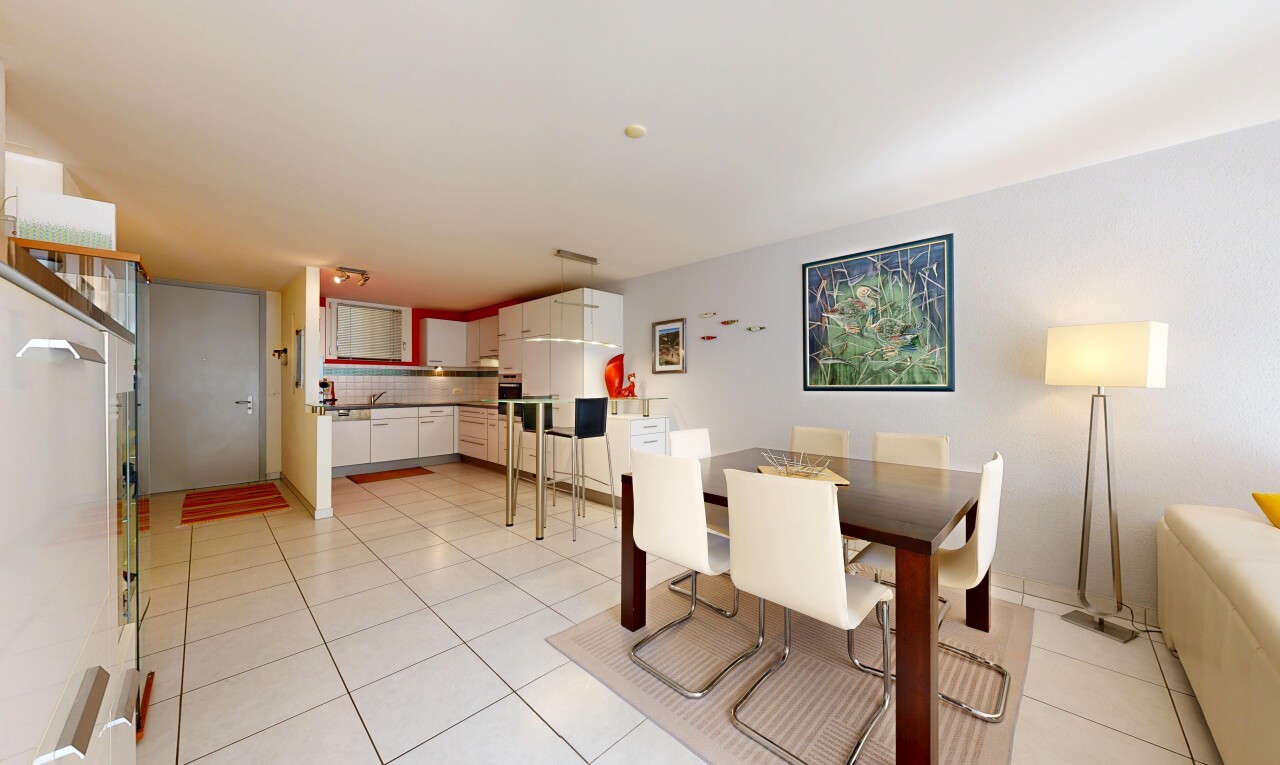 salle à manger avec light floor, drywall, cloison sèche, inside property, et backsplash