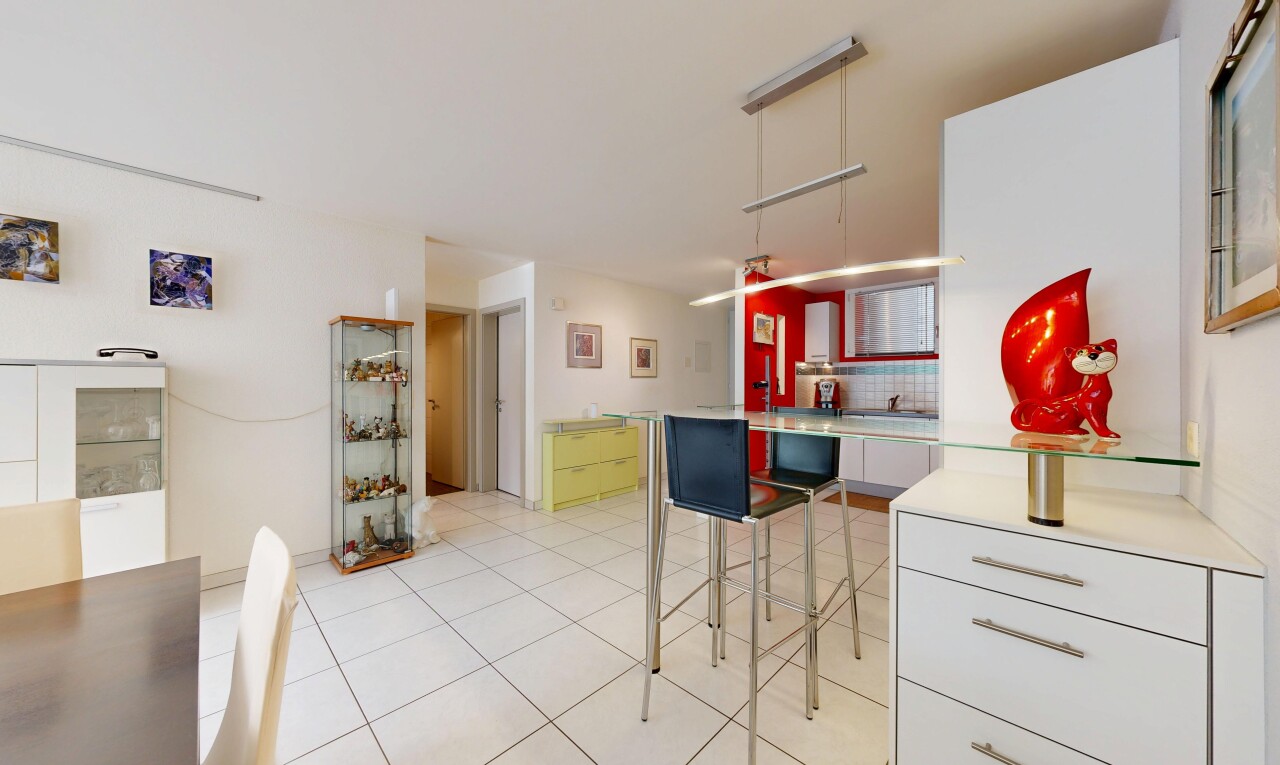 salle à manger avec backsplash, light floor, inside property, cloison sèche, et drywall