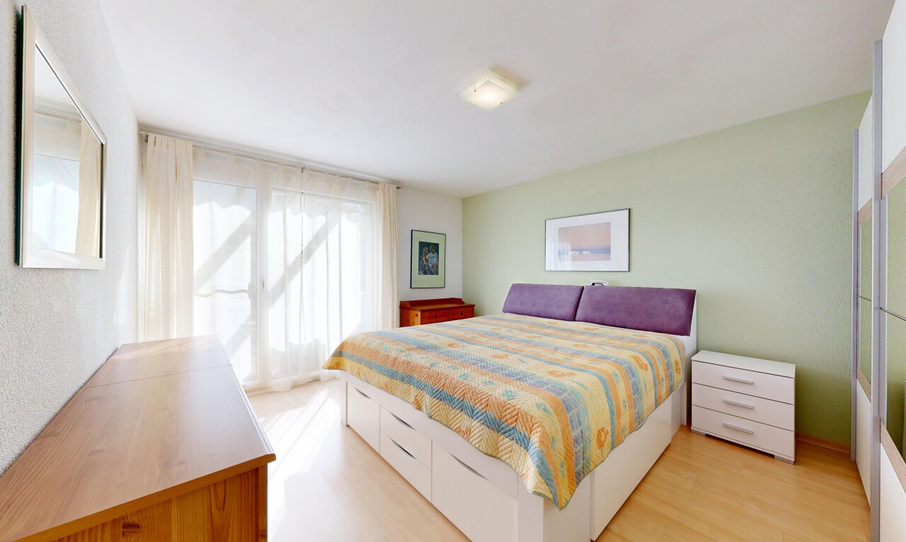 chambre avec inside property, sol en finition bois, wood finish floor, lumière naturelle, et natural light