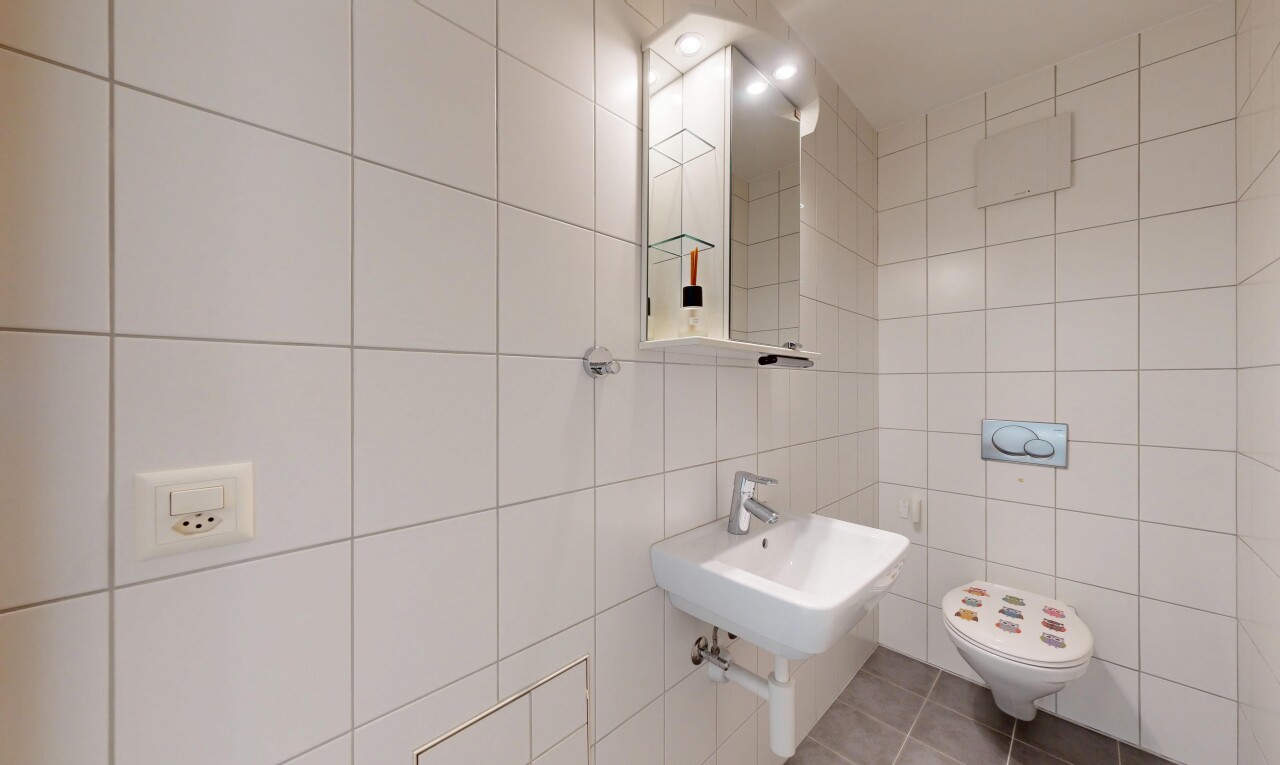 salle de bains avec miroir, mur en carrelage, tile wall, inside property, et sol en carrelage