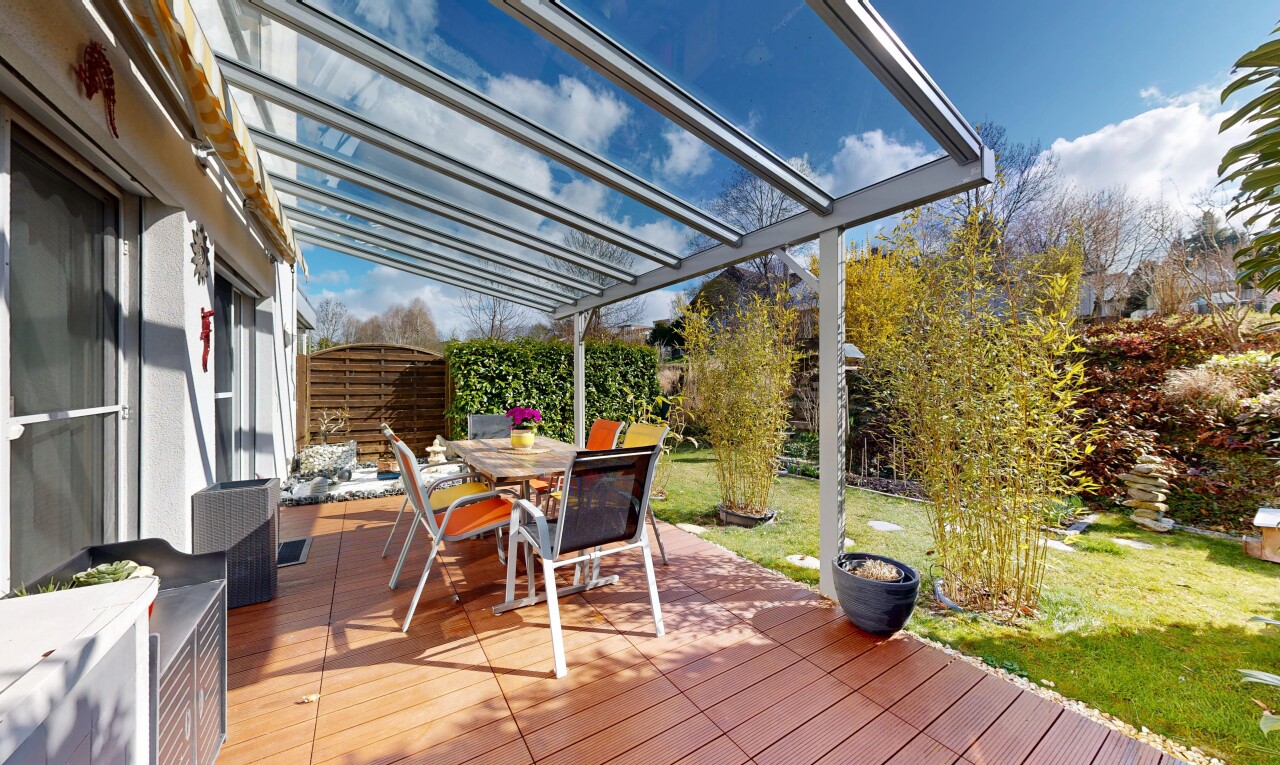 terrasse avec pergola, coin repas extérieur, day time, from property, et pelouse
