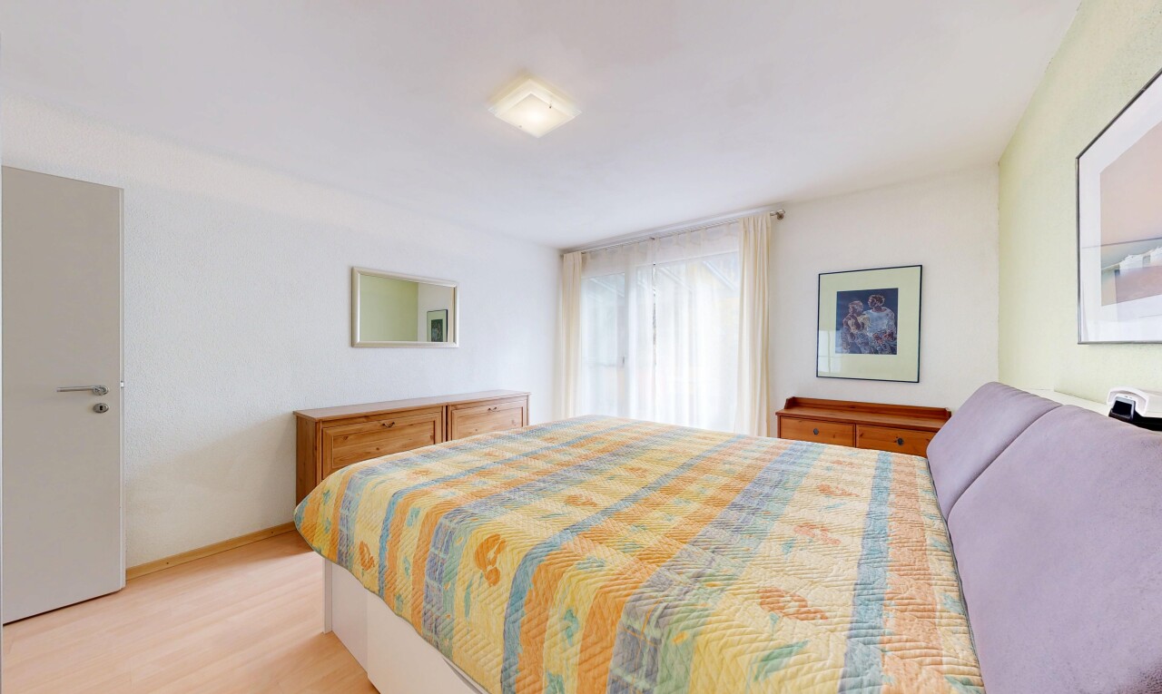 chambre avec cloison sèche, drywall, inside property, sol en finition bois, et wood finish floor