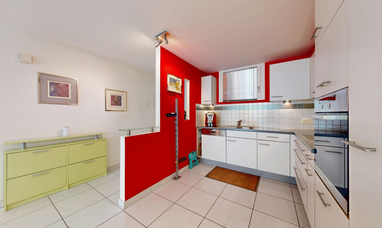 cuisine avec armoires blanches, white cabinets, inside property, cloison sèche, et drywall