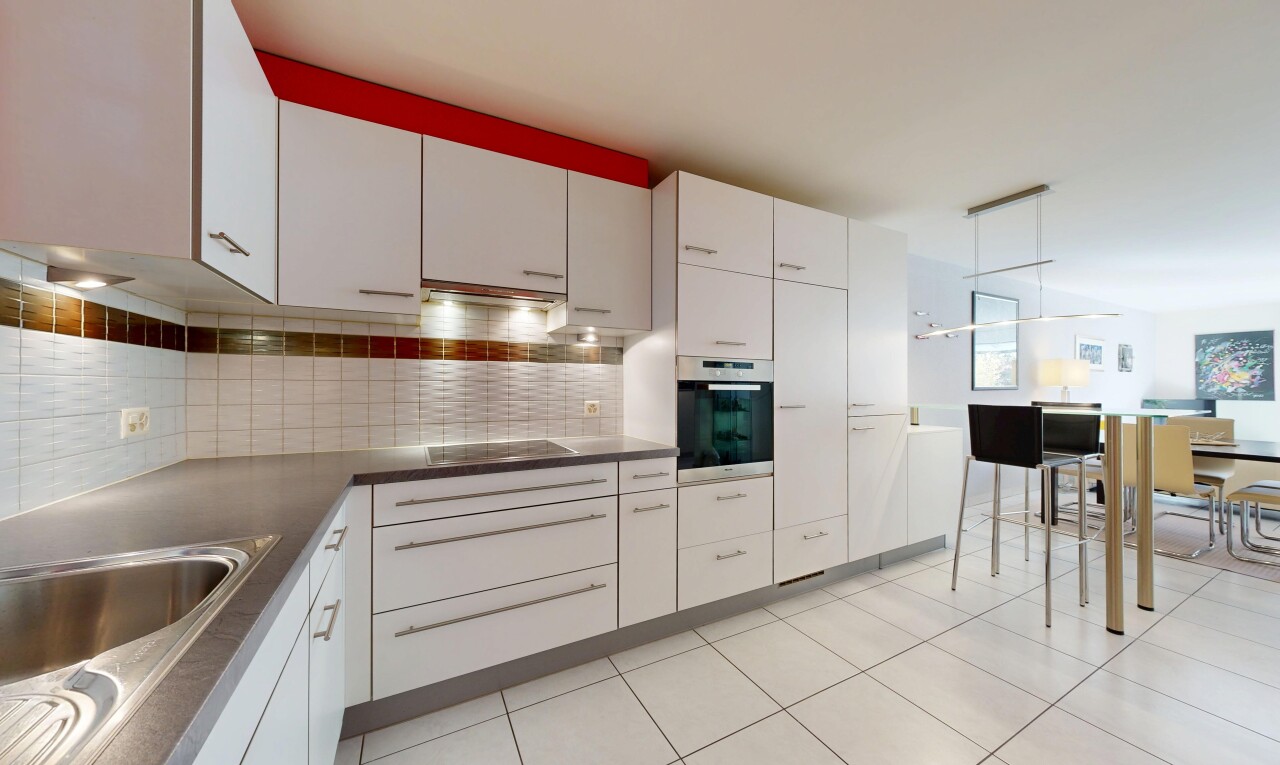 cuisine avec light floor, plans de travail, dark countertops, dosseret, et backsplash