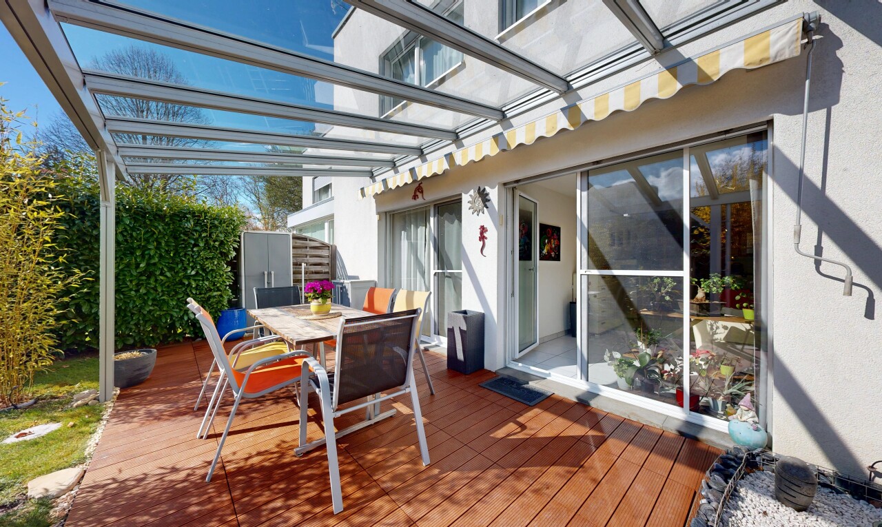 terrasse avec coin repas extérieur, from property, auvent, terrasse, et day time
