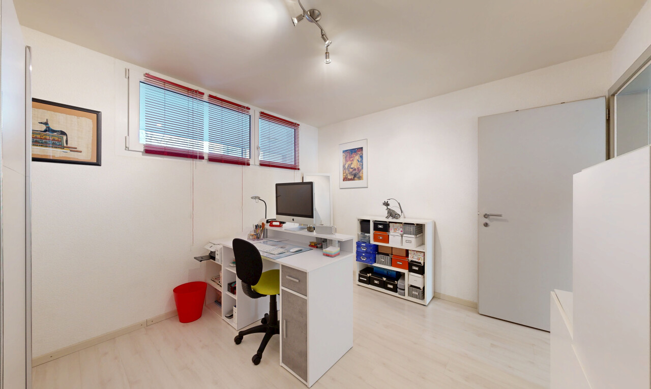 bureau avec sous-sol, light floor, espace bureau, télévision, et sol en finition bois