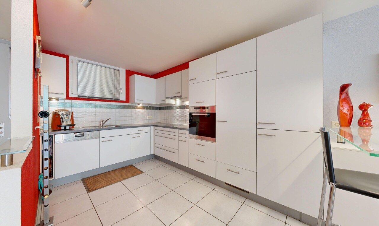 cuisine avec light floor, armoires blanches, white cabinets, four, et lave-vaisselle