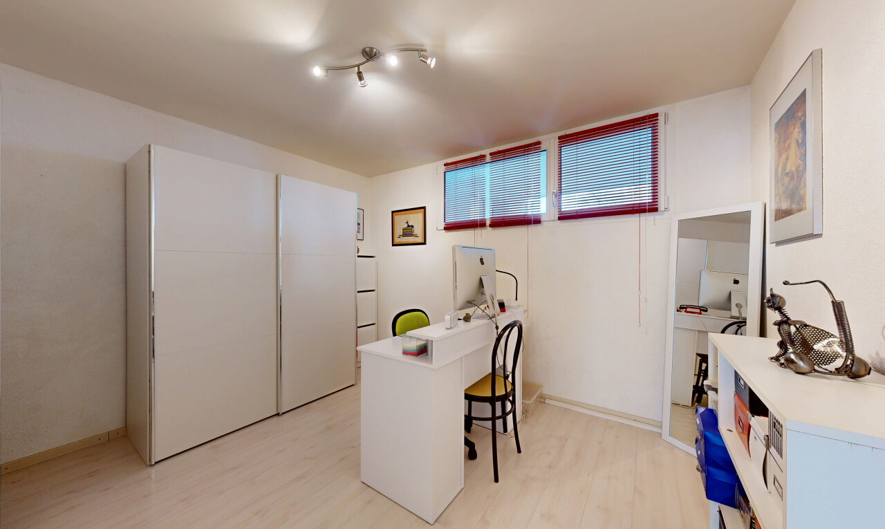 chambre avec sous-sol, light floor, sol en finition bois, wood finish floor, et inside property