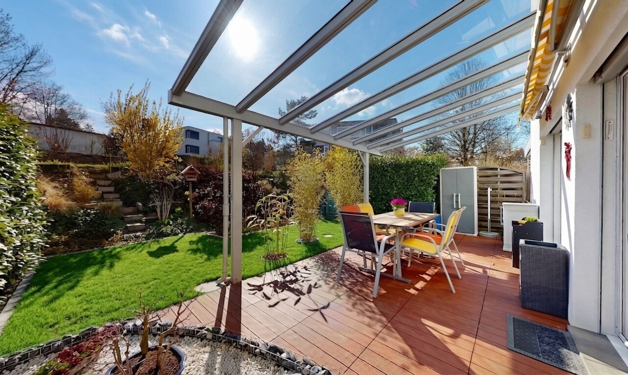 terrasse avec coin repas extérieur, terrasse, from property, pelouse, et day time