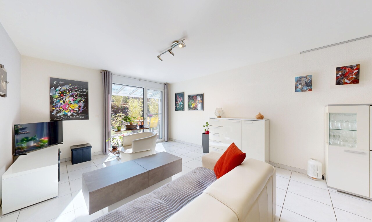 salon avec éclairage sur rail, track lighting, sol en carrelage, tile floor, et inside property