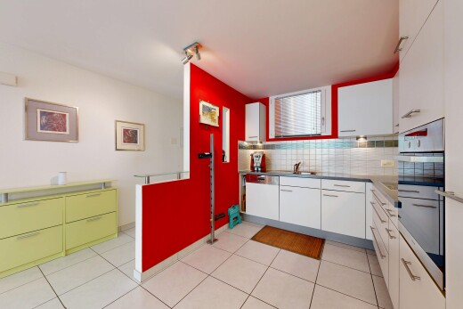 cuisine avec armoires blanches, white cabinets, inside property, cloison sèche, et drywall