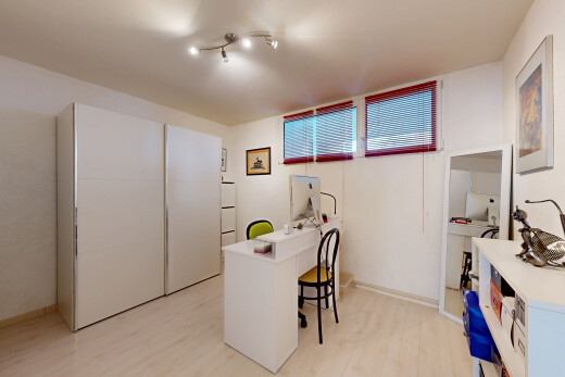 chambre avec sous-sol, light floor, sol en finition bois, wood finish floor, et inside property