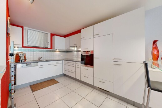 cuisine avec light floor, armoires blanches, white cabinets, four, et lave-vaisselle