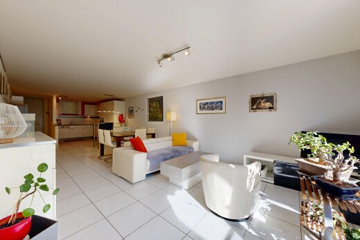 salon / salle à manger avec inside property, light floor, cloison sèche, drywall, et sol en carrelage