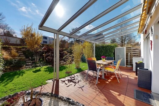 terrasse avec coin repas extérieur, terrasse, from property, pelouse, et day time