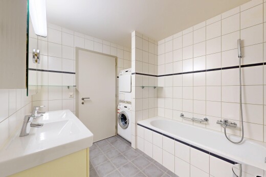 salle de bains avec mur en carrelage, tile wall, double vasque, miroir, et salle de bain complète