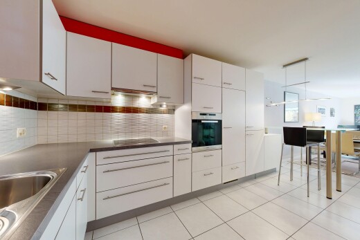 cuisine avec light floor, plans de travail, dark countertops, dosseret, et backsplash