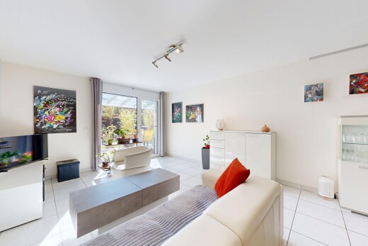 salon avec éclairage sur rail, track lighting, sol en carrelage, tile floor, et inside property