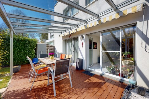 terrasse avec coin repas extérieur, from property, auvent, terrasse, et day time