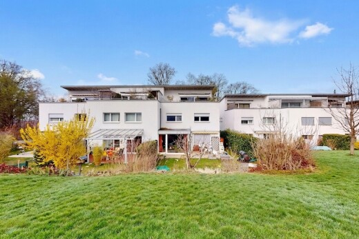 façade avec pelouse, day time, et bardage en stuc