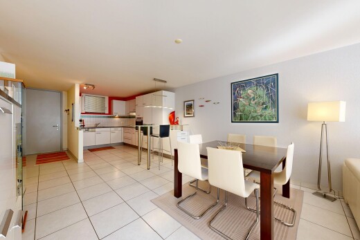 salle à manger avec light floor, drywall, cloison sèche, inside property, et backsplash