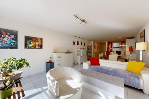 salon avec inside property, drywall, cloison sèche, tile floor, et sol en carrelage