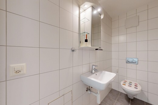 salle de bains avec miroir, mur en carrelage, tile wall, inside property, et sol en carrelage