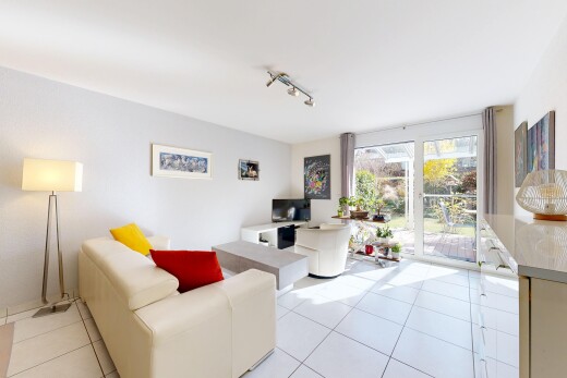 salon avec cloison sèche, drywall, éclairage sur rail, track lighting, et inside property