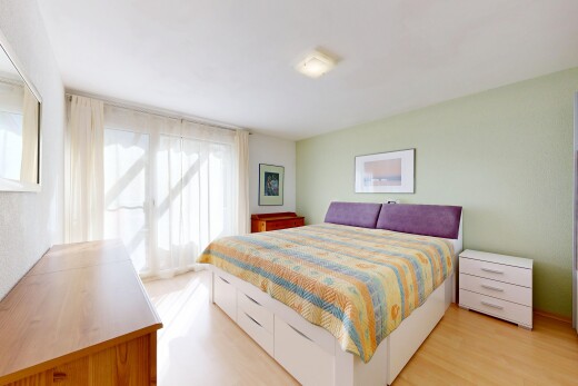 chambre avec inside property, sol en finition bois, wood finish floor, lumière naturelle, et natural light