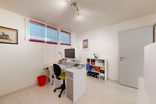 bureau avec sous-sol, light floor, espace bureau, télévision, et sol en finition bois