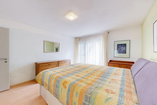 chambre avec cloison sèche, drywall, inside property, sol en finition bois, et wood finish floor