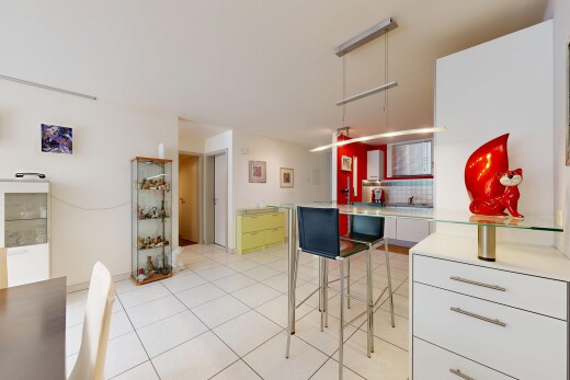 salle à manger avec backsplash, light floor, inside property, cloison sèche, et drywall