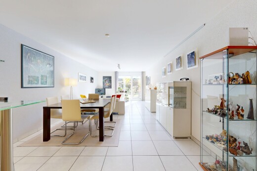 salle à manger avec inside property, drywall, cloison sèche, natural light, et lumière naturelle